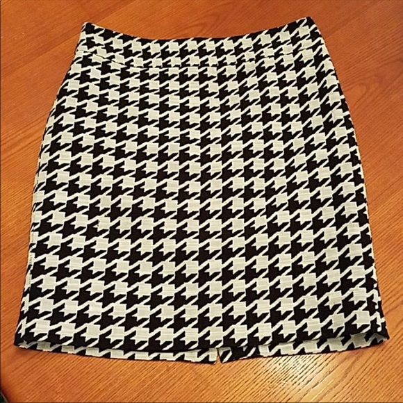 Ann Taylor Houndstooth patterned pencil skirt 2 - Picture 2 of 8